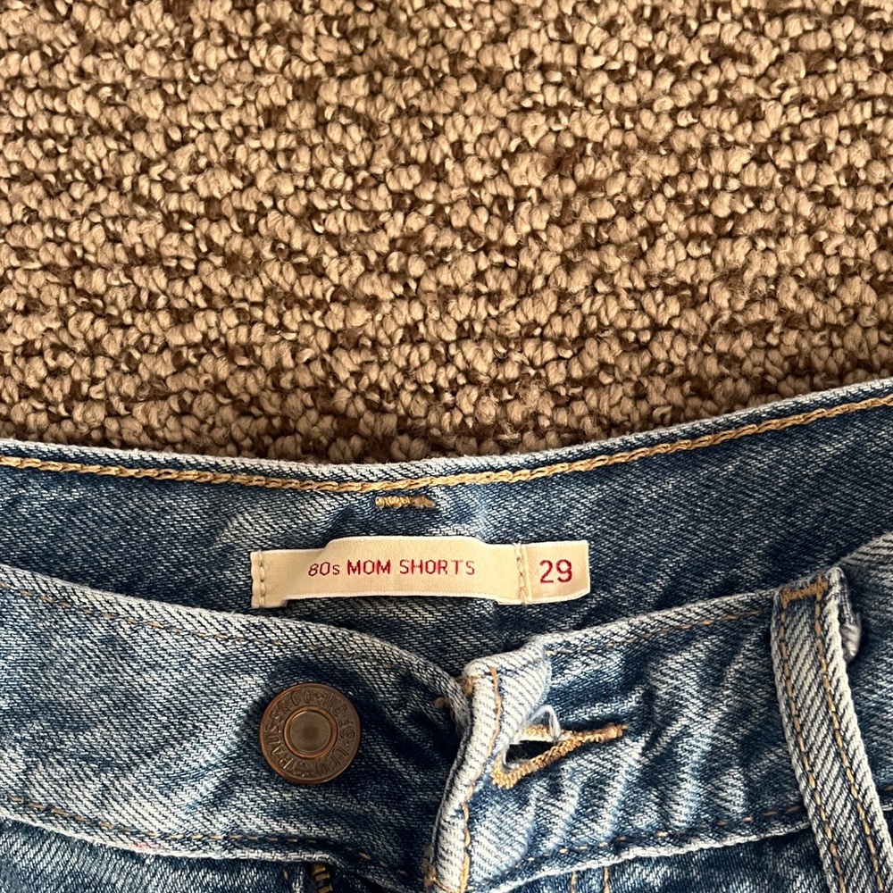 Levi’s 80s mom short - Picture 3 of 3